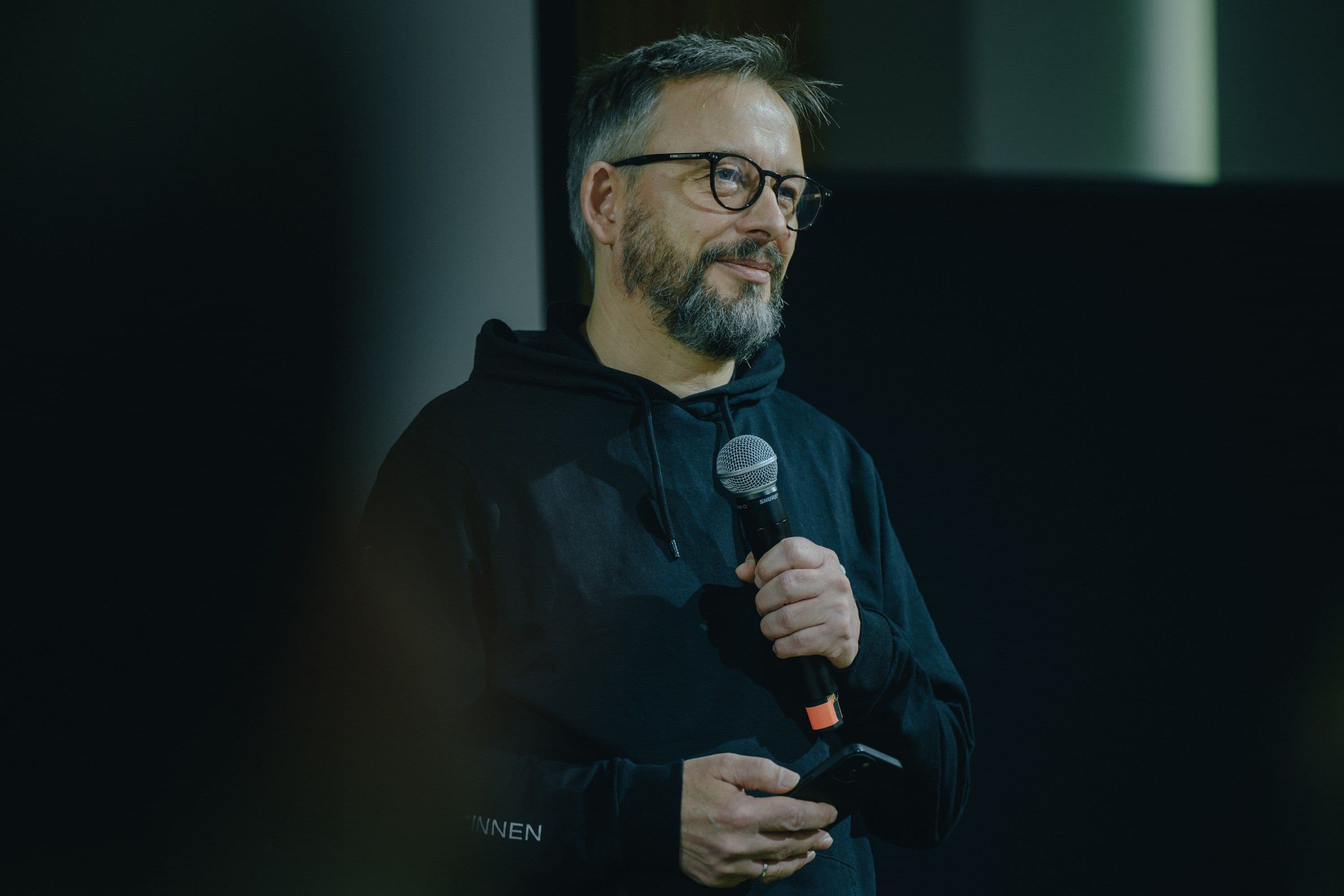 Torsten Lodderstedt, Chefentwickler der deutschen Wallet, bei einer Veranstaltung mit Mikrophon auf der Bühne