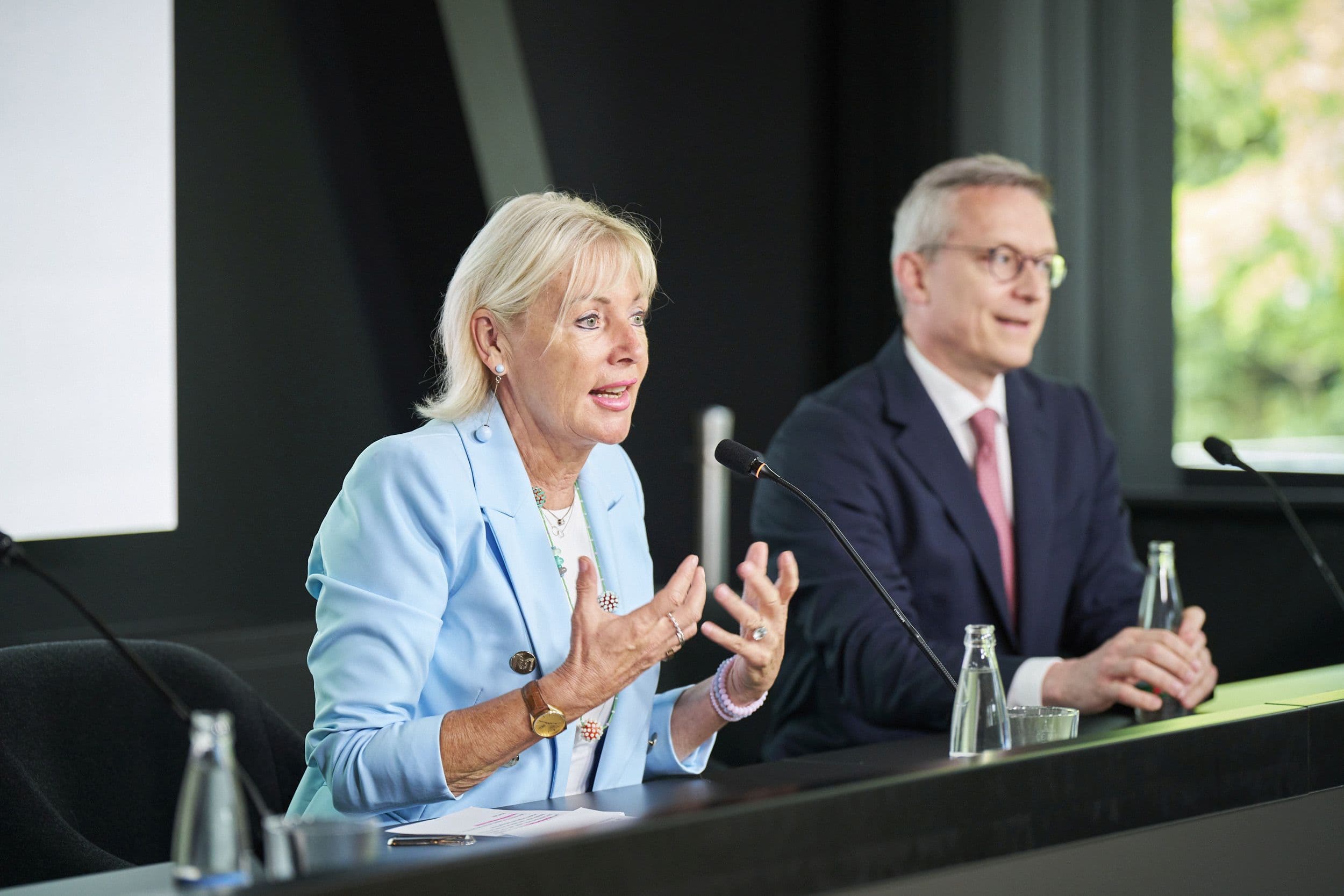 Hessens Digitalministerin Kristina Sinemus und Bundesdigitalminister Karsten Wildberger sprechen gemeinsam auf einer Pressekonferenz.