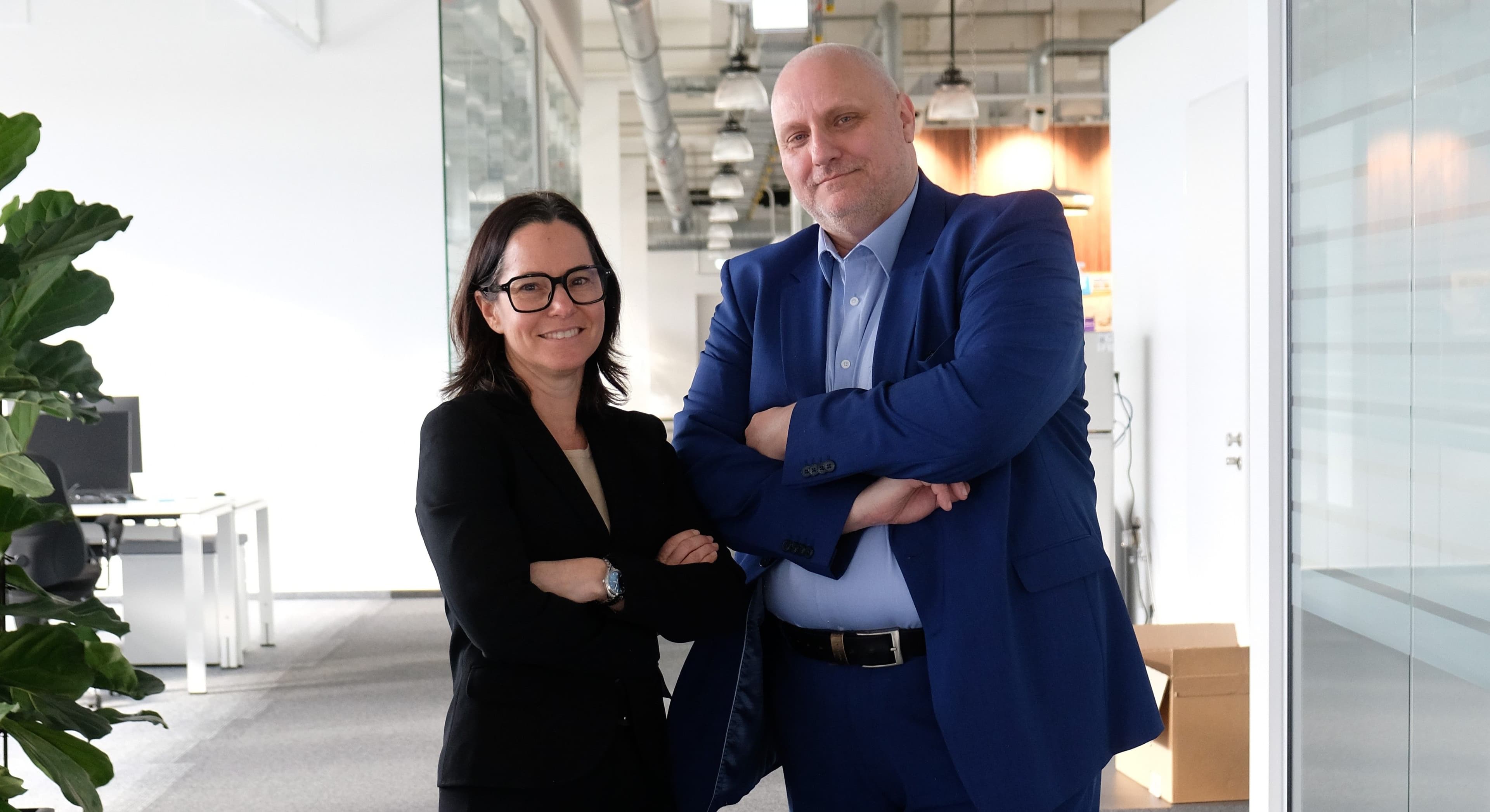 Pamela Krosta-Hartl und Alexander Pockrandt auf einem gemeinsamen Bild im Zendis-Büro