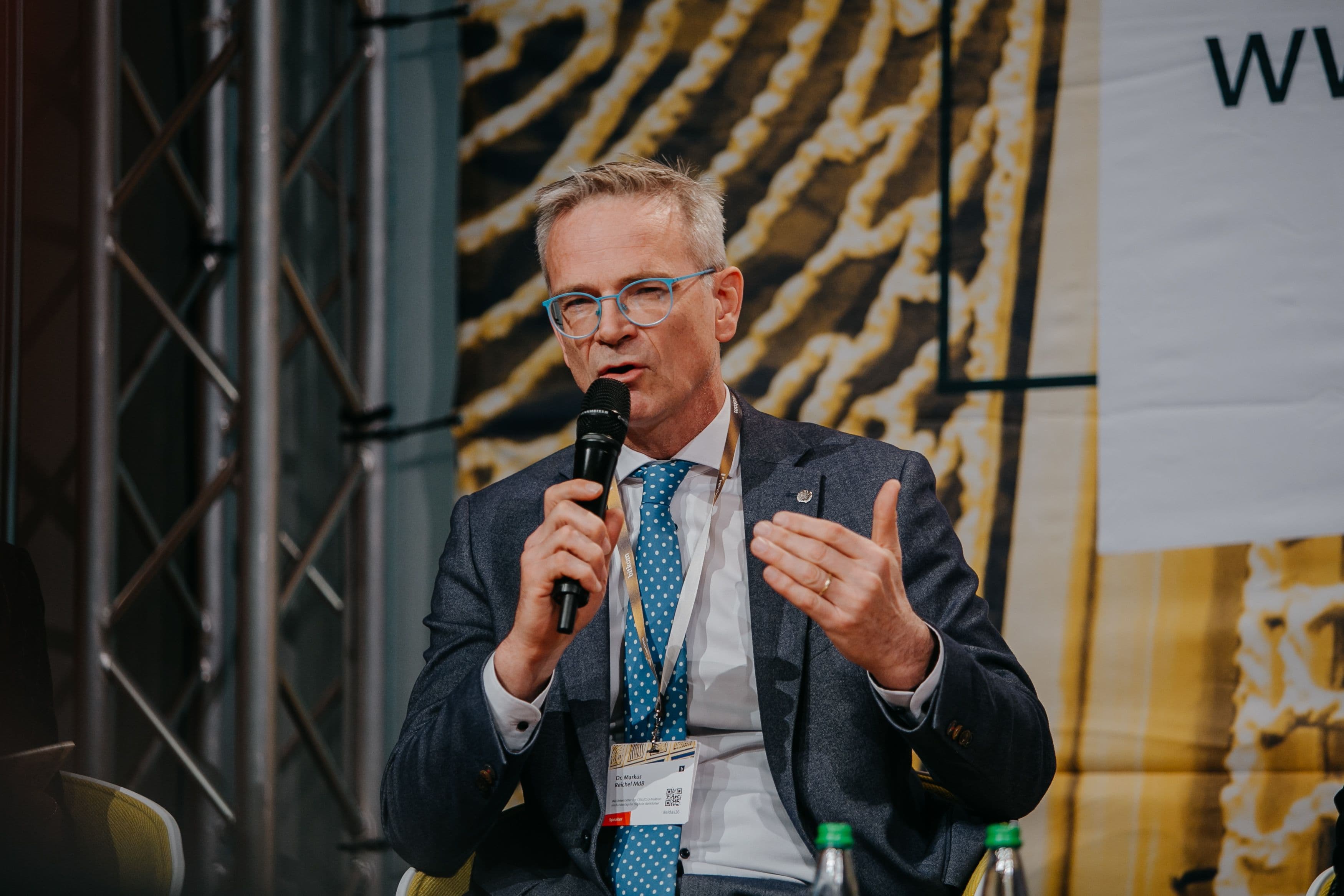 CDU-Abgeordneter Markus Reichel beim eIDAS-Summit des Bitkom auf der Bühne im Gespräch