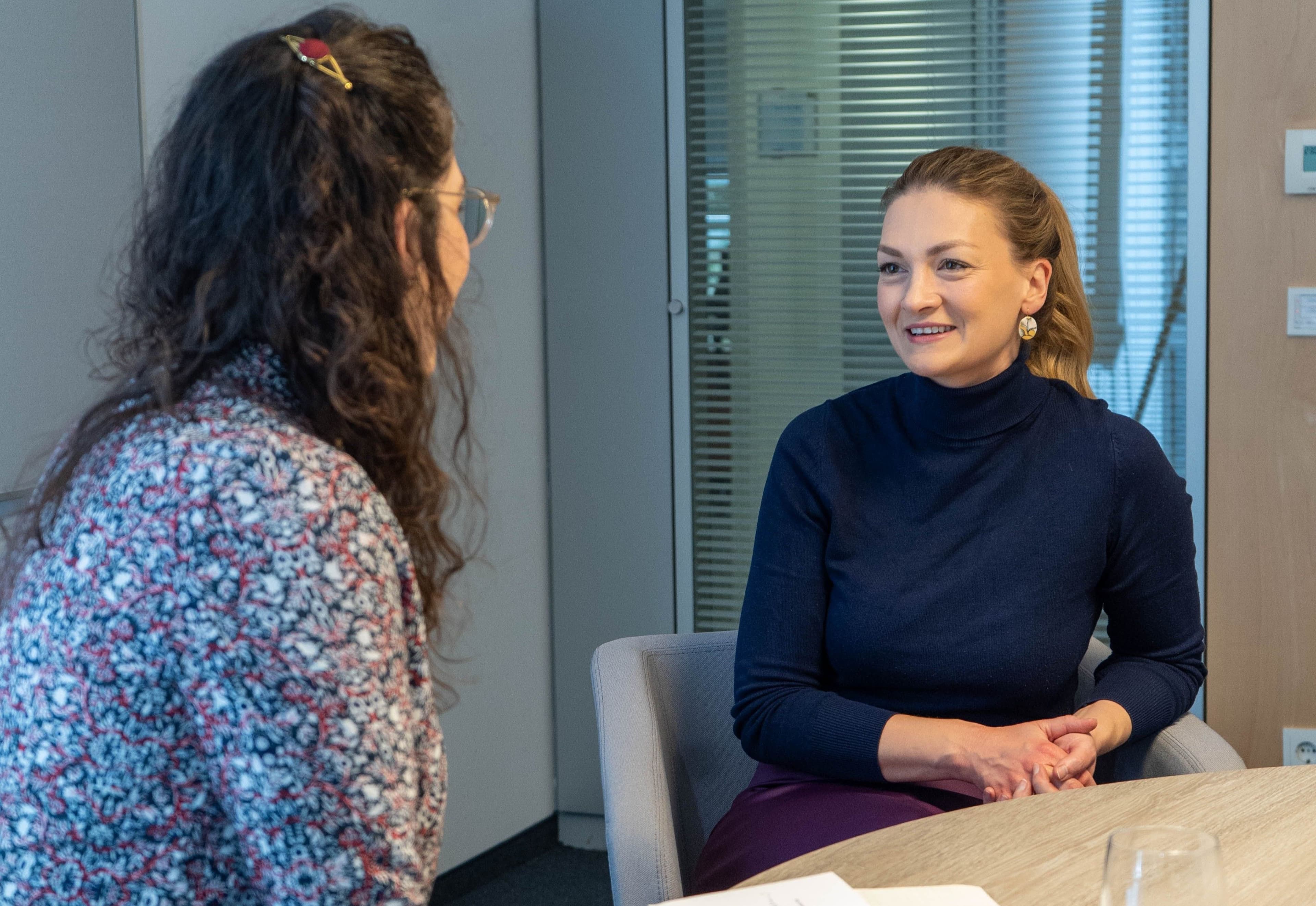 Judith Gerlach beim Interview mit SZ Dossier