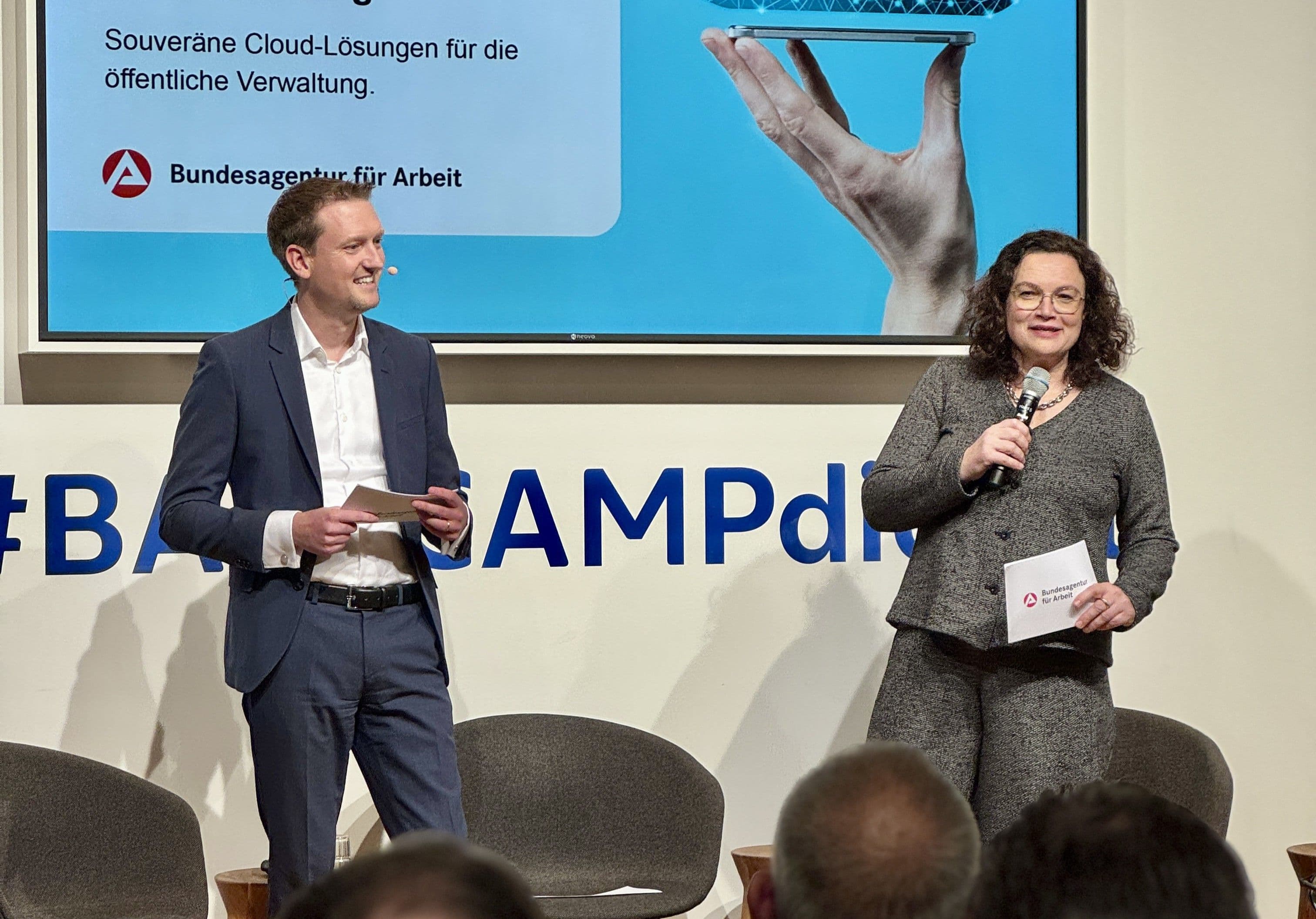 Stefan Latuski, CIO der Bundesarbeitsagentur, und Andrea Nahles, Chefin der Bundesarbeitsagentur, auf der Bühne bei einer Veranstaltung zum Thema Cloud
