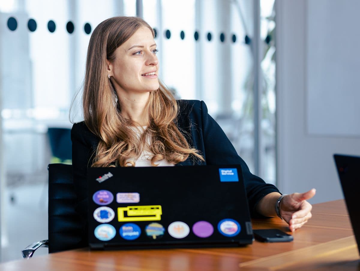 Digitalservice-Geschäftsführerin Christina Lang in einer Interviewsitutaion in einem Besprechungsraum